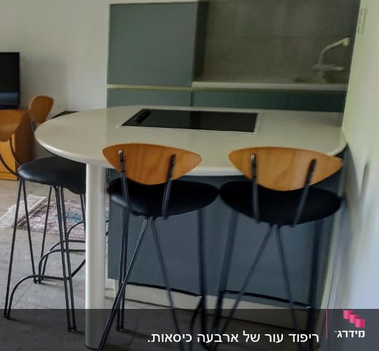דלפק עגול עם כיסאות גבוהים במטבח מודרני